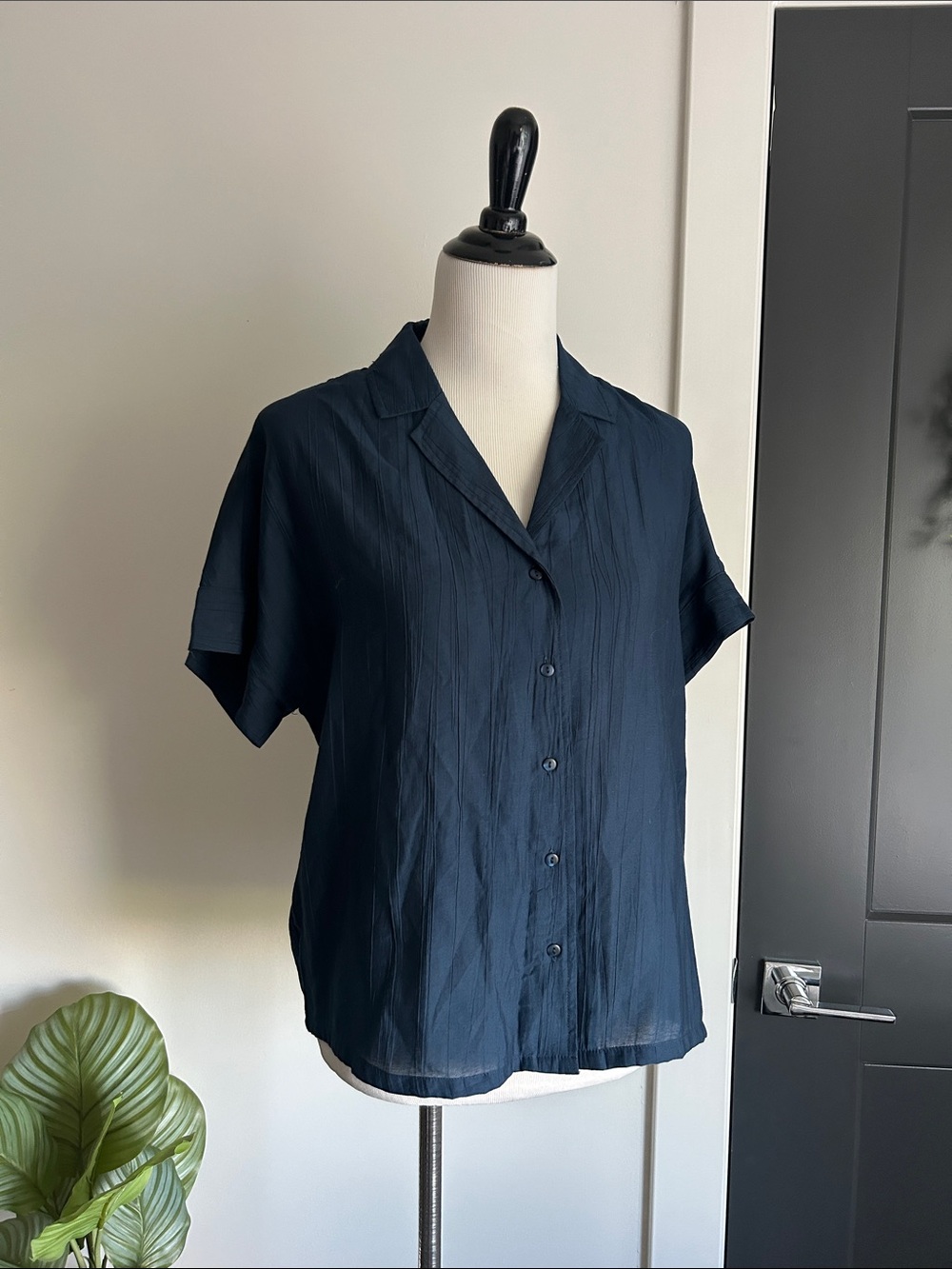 Never worn M light and breezy boxy Short-Sleeve Button Front Top - Navy